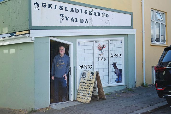 Valdi í gættinni á búð sinni sem senn flytur í Norðurmýrina.