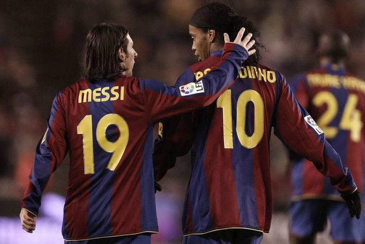 Lionel Messi og  Ronaldinho fagna marki saman þegar þeir léku hlið við hlið hjá Barcelona. Messi fékk ekki tíuna fyrr en Ronaldinho fór frá félaginu. 