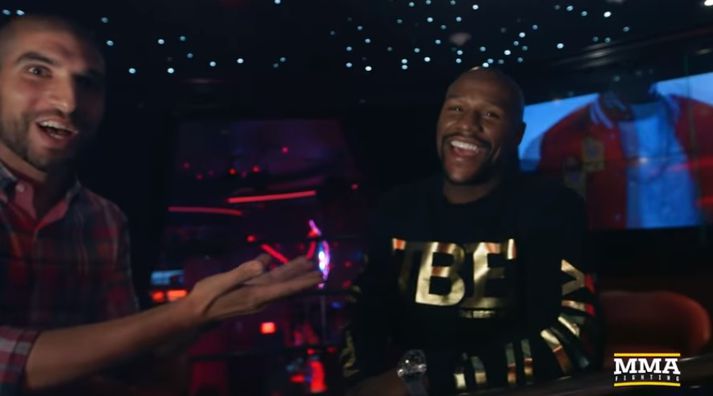 Helwani og Mayweather á nektarbúllu boxarans.
