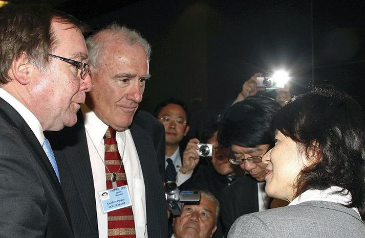 Fulltrúar Nýja-Sjálands, þeir Murray McCully utanríkisráðherra og Geoffrey Palmer ræða við Yasue Funayama, sjávarútvegsráðherra Japan, áður en opnum viðræðum var frestað í gær.fréttablaðið/ap