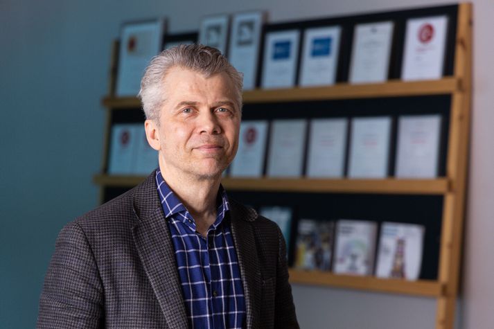 Tómas Bjarnason, sviðsstjóri stjórnenda- og vinnustaðaráðgjafar Gallup, segir stjórnendur þurfa að leiða innleiðingu gervigreindar á vinnustöðum. Þeir eru hins vegar ekki að hvetja starfsfólk til að nýta gervigreindina og í notkun hennar hefur unga fólkið mikið forskot.