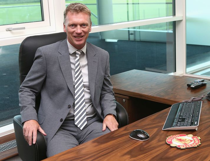 Sestur í leðurstólinn. Moyes fékk líka Man. Utd músarmottu eins og sjá má.