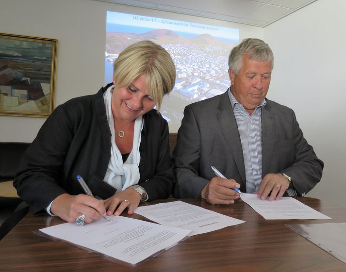 Ragnheiður Elín og Júlíus undirrita samninginn.