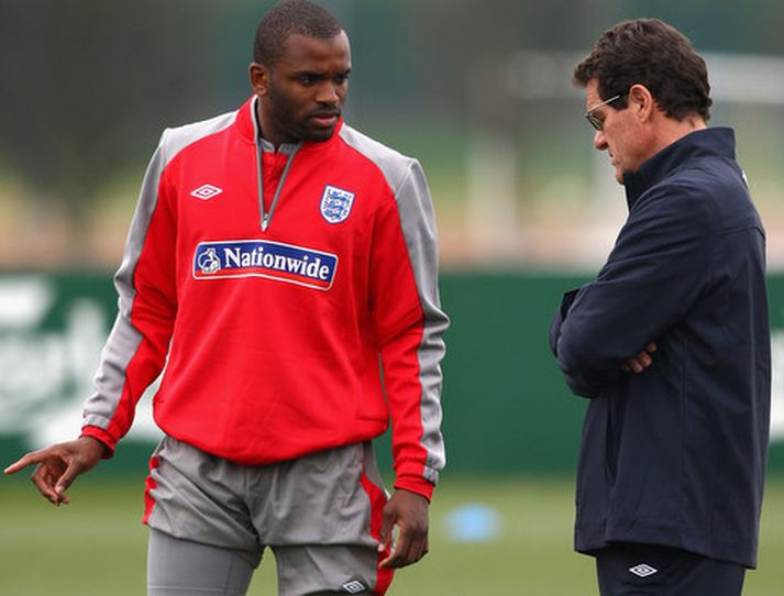 Darren Bent útskýrir meiðslin sín fyrir Fabio Capello.