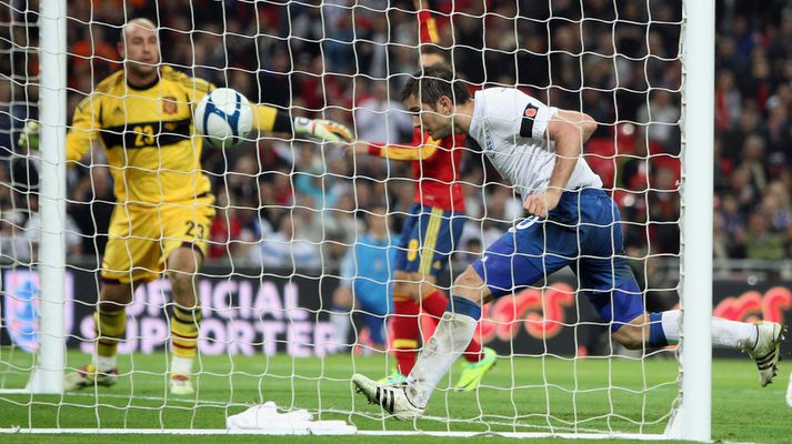 Frank Lampard skorar hér sigurmarkið sitt.