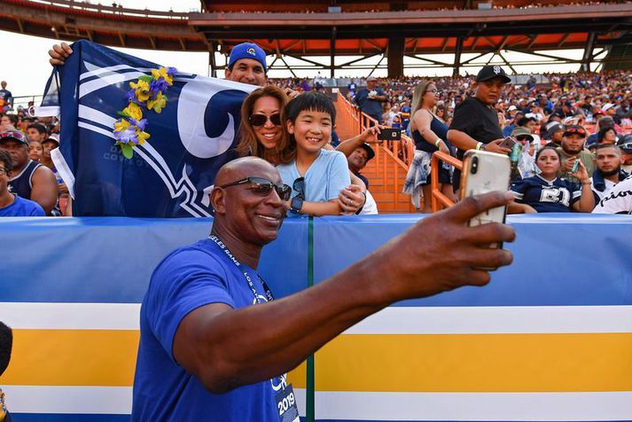 Los Angeles Rams goðsögnin Eric Dickerson tekur sjálfu með stuðningsmönnum félagsins.