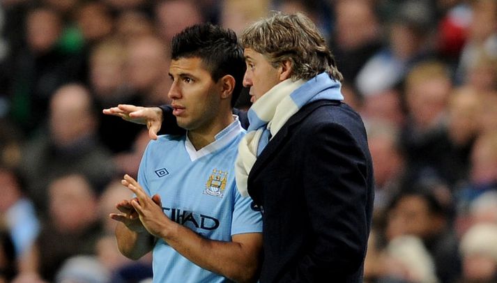 Mancini fer yfir málin með Sergio Agüero áður en sá síðarnefndi kom inn á sem varamaður í kvöld.