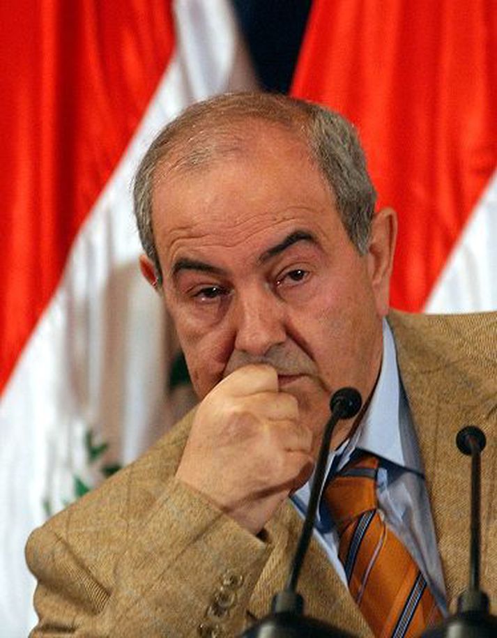 Lyad Allawi átti fótum fjör að launa þegar lýður lét skóm og grjóti rigna yfir hann í Najaf í gær.
