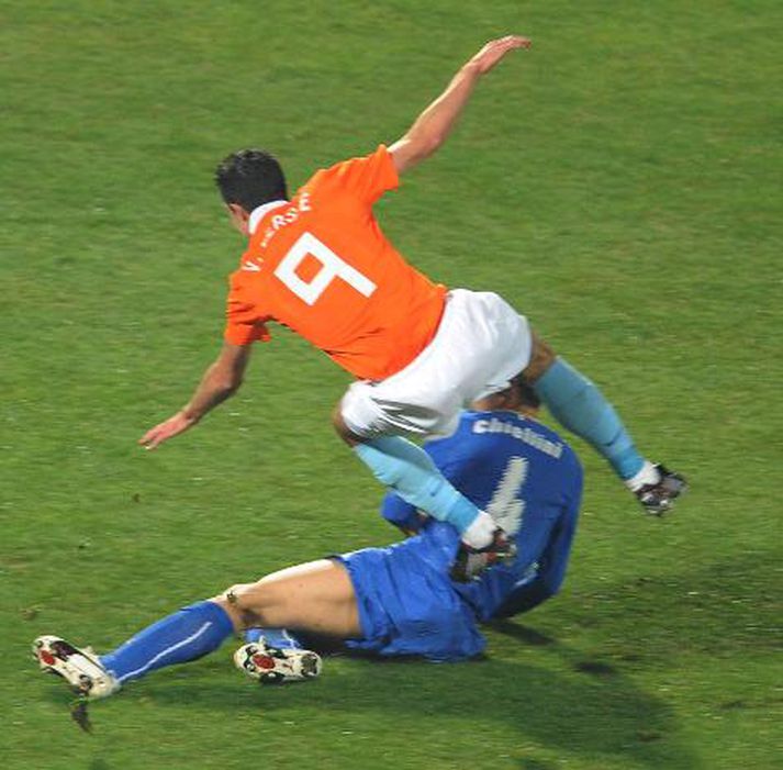 Hér sést þegar Van Persie verður fyrir meiðslunum i nóvember.