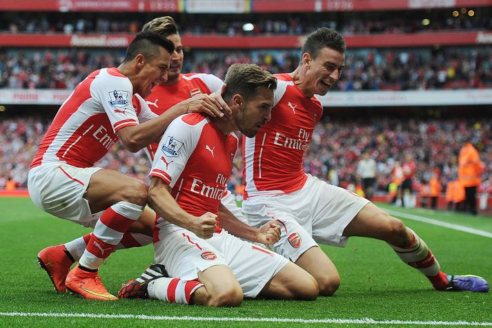 Leikmenn Arsenal fagna sigurmarki Aaron Ramsey sem er í miðjunni.
