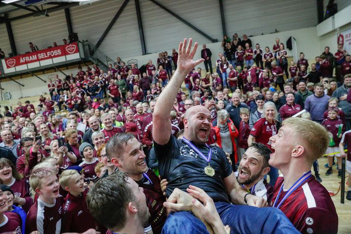 Selfyssingar tollera Patrek Jóhannesson eftir að þeir tryggðu sér sinn fyrsta Íslandsmeistaratitil í handbolta karla.