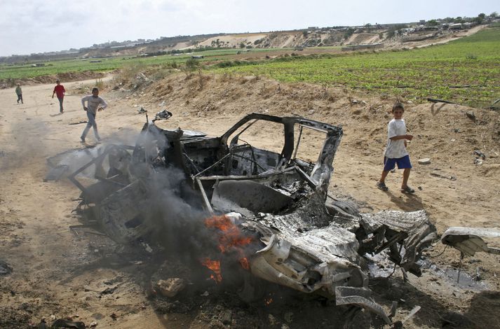 Einn af foringjum Hamas féll þegar Ísraelar sprengdu þennan bíl í loft upp.