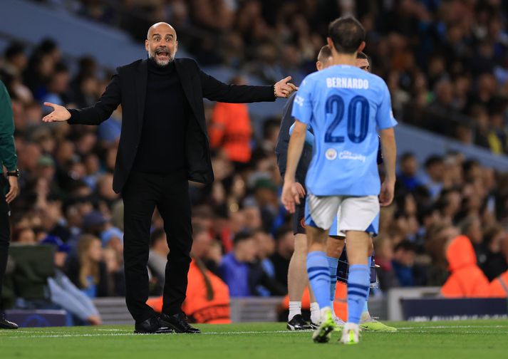 Bernardo Silva fór meiddur af velli í gær og Guardiola hefur áhyggjur af stöðu mála.