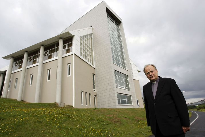Séra Vigfús Þór segir að gripið hafi verið til sársaukafullra aðhaldsaðgerða --þrír kórar verið lagðir niður.