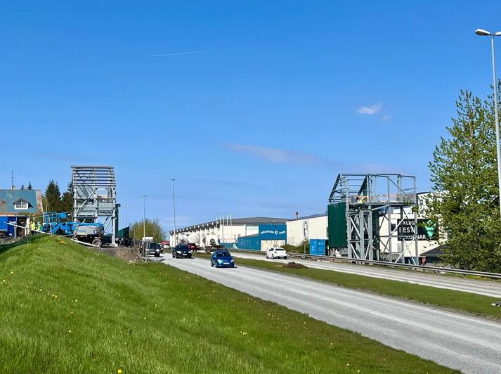Brúin verður sett upp í nótt og svo heldur vinna áfram við stigahúsin. 