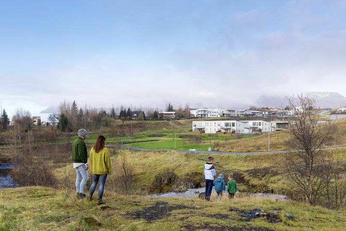 Suðurhlíðar Helgafells eru eitt glæsilegasta byggingarsvæði á höfuðborgarsvæðinu segir Regína Ásvaldsdóttir, bæjarstjóri Mosfellsbæjar. Mosfellsbær hefur opnað fyrir úthlutun skjólríkra útsýnislóða í hverfinu.  Mynd: Axel Sigurðarson.