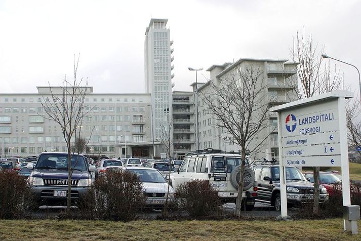 Landspítalinn í Fossvogi var um stutta stund án rafmagns en unnið er að því að koma rafmagni á öðrum stöðum í kring.