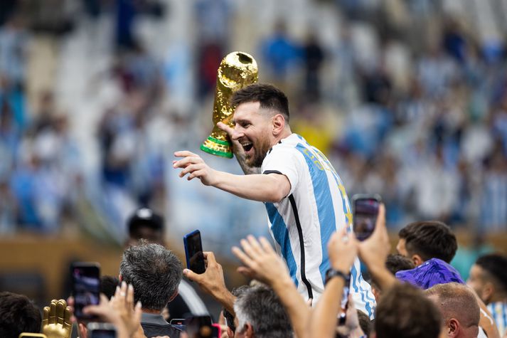 Lionel Messi með heimsbikarinn eftir sigur Argentínumanna á HM í Katar í síðasta mánuði.