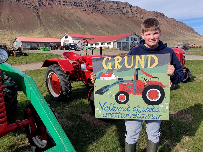 Kristján Steinn Guðmundsson, 14 ára dráttarvélastrákur á Grund í Reykhólasveit, sem býður öllum að koma að sjá dráttarvélarnar á bænum og jafnvel að keyra þær líka. Ekkert kostar að koma í heimsókn.