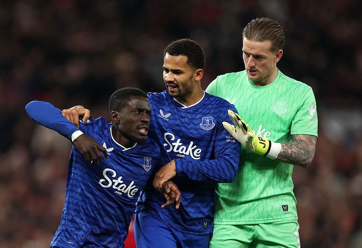 Idrissa Gana Gueye missti algjörlega stjórn á skapi sínu og liðsfélagarnir reyndu að halda aftur af honum.