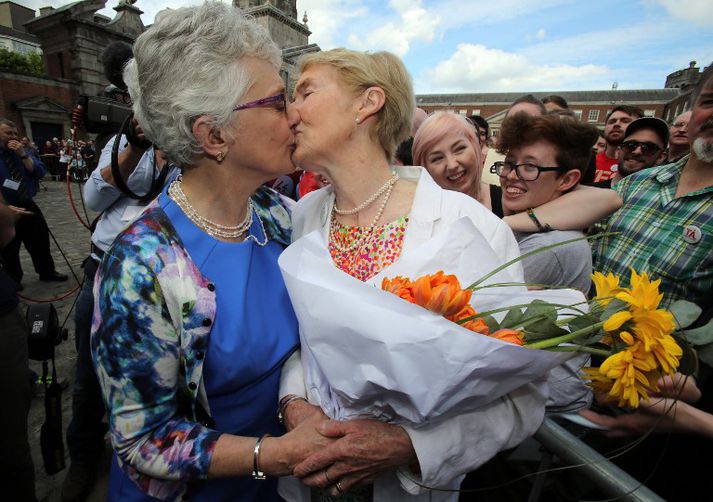 Írska öldungadeildarþingkonan Katherine Zappone kyssir verðandi eiginkonu sína Ann Louise Gilligan fyrir utan Dyflinnarkastala fyrr í dag.