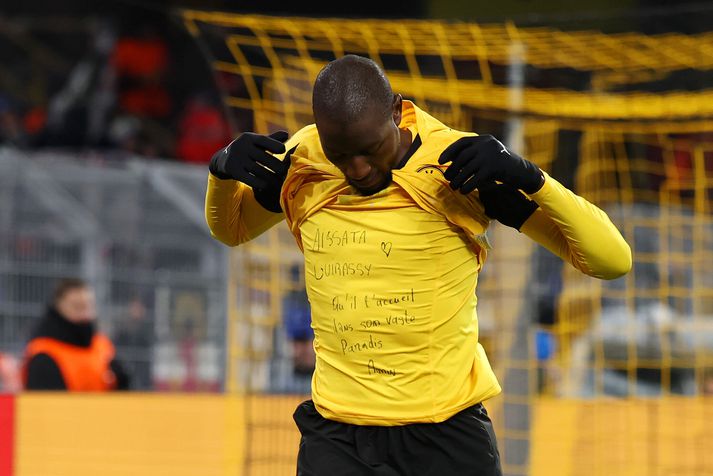 „Aissata Guirassy. Megi hann veita þér eilíft líf í paradís. Amen“ stendur á undirskyrtu Serhou Guirassy sem skoraði og lagði upp fyrir Borussia Dortmund í kvöld.  