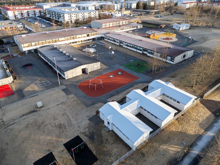 Skólar í Reykjavík eru lokaðir í dag vegna vetrarfrís. Það hófst í gær. 