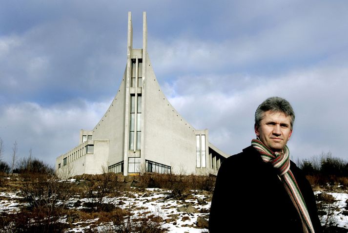 Séra Sigurður Jónsson prestur í Áskirkju segir þjófinn hafa verið glæsilegan pilt, vel til fara og biðlar til hans að skila þýfinu.