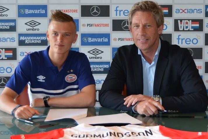 Albert Guðmundsson við undirskriftina hjá PSV.