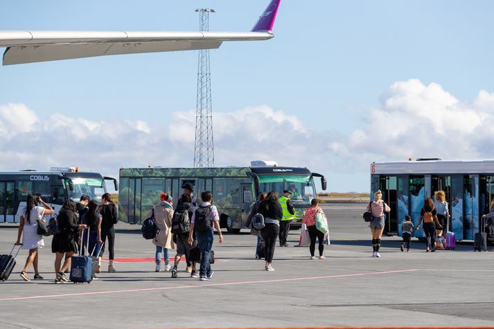 Myndin er tekin á Keflavíkurflugvelli síðasta sumar en fleiri landsmenn fóru til útlanda í fyrra heldur en árið á undan.