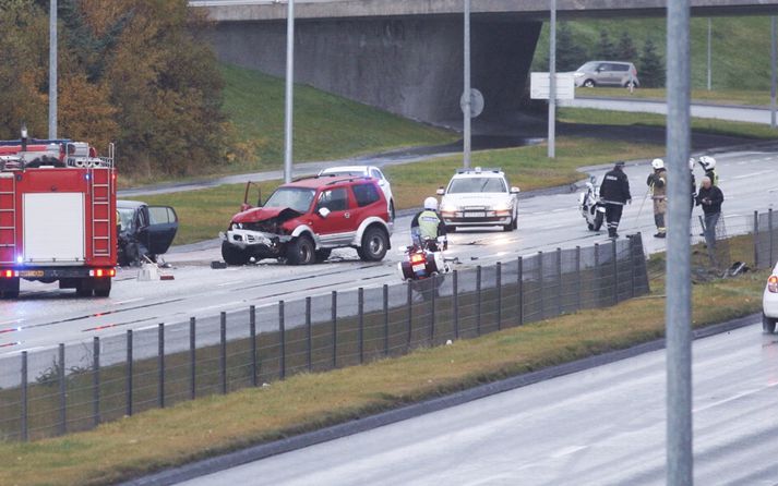 Bílarnir eru illa farnir eftir áreksturinn.