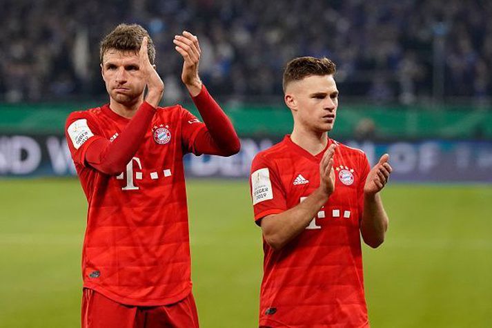 Thomas Muller og Joshua Kimmich fagna eftir sigur á Schalke fyrr á leiktíðinni.