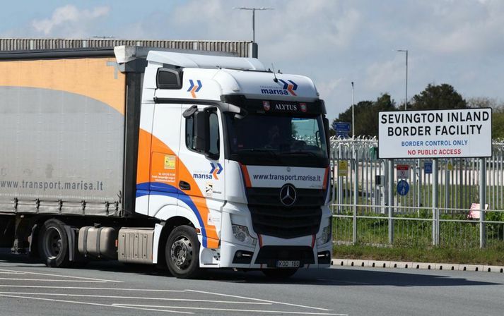 Flutningabíll ekur frá landamæraeftirlitsstöð í suðaustanverðu Englandi. Stuðningsmenn Brexit eru orðnir neikvæðari á áhrif útgöngunnar á áður, þar á meðal á efnahags- og innflytjendamál.