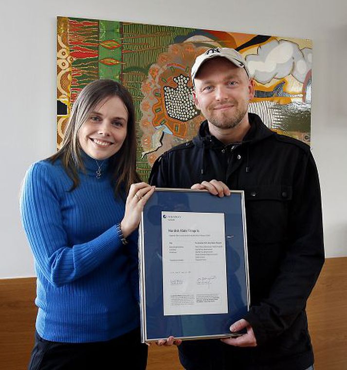 Formleg viðurkenning Ólafur tekur við viðurkenningu úr hendi menntamálaráðherrans Katrínar Jakobsdóttur. Heimildarmynd hans, The Amazing Truth About Queen Raquela, er tilnefnd til kvikmyndaverðlauna Norðurlandaráðs.Fréttablaðið/GVA
