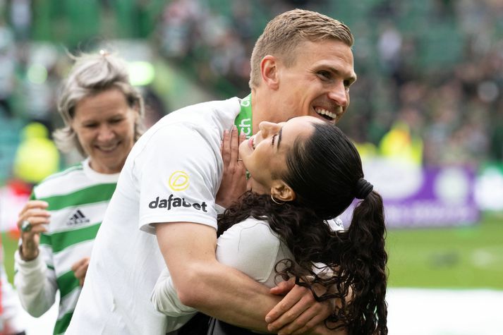 Carl Starfelt og Jacynta Galabadaarachchi fagna einum af fimm titlum sem hann vann með Celtic.