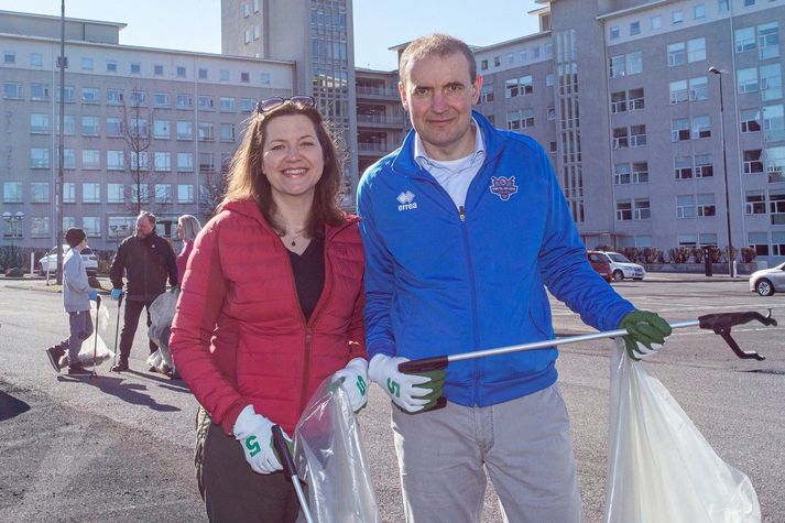 Guðni Th. Jóhannesson og Eliza Reid forsetahjón plokkuðu við Landspítalann í fyrra.