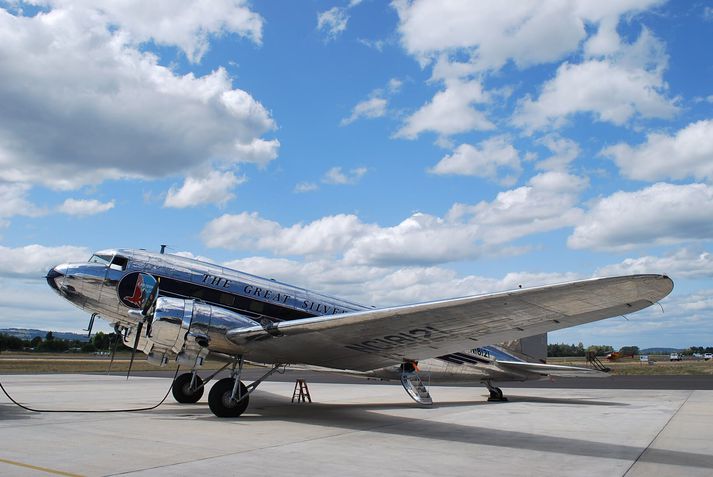 DC 3-vélin var tilbúin frá Douglas-verksmiðjunum þann 25. október 1937.