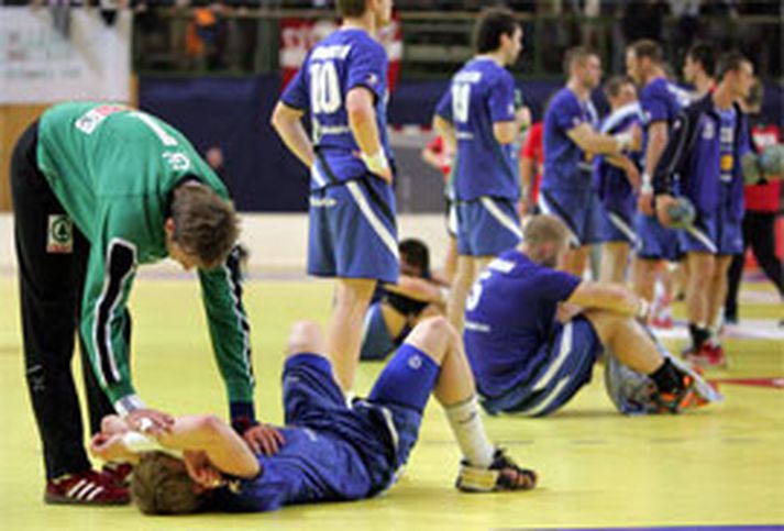 Steinar Ege, markvörður norska liðsins hughreystir hér Guðjón Val Sigurðsson, félaga sinn hjá Gummersbach í Þýskalandi