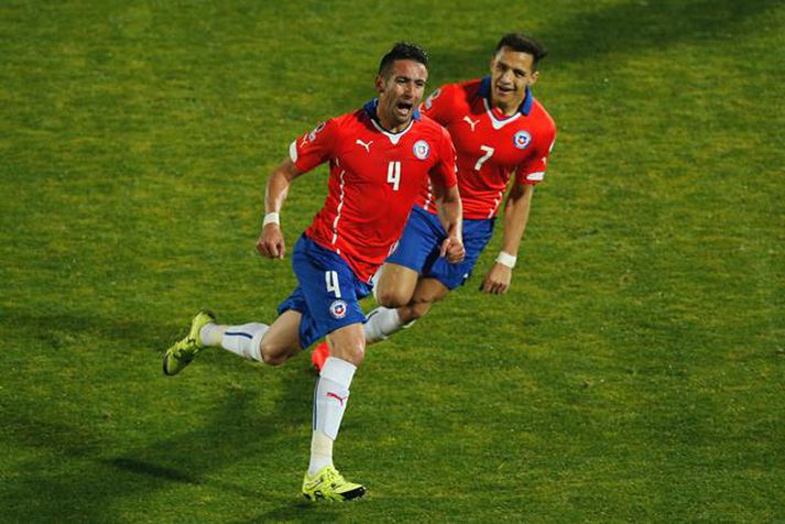 Mauricio Isla og Alexis Sánchez fagna marki þess fyrrnefnda.