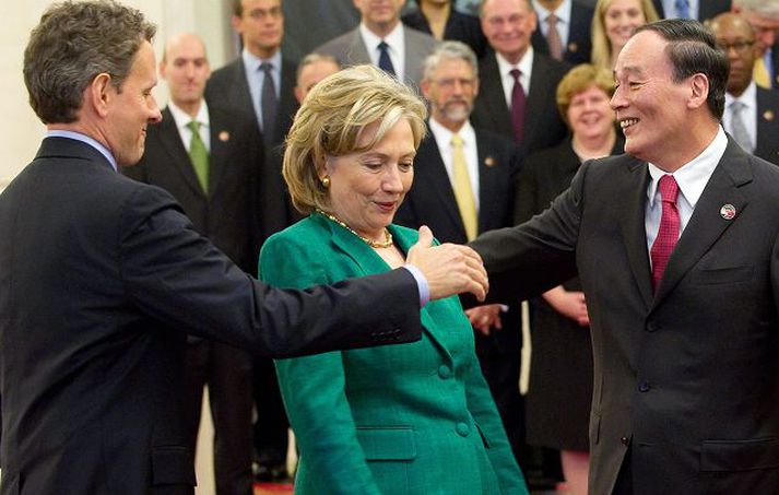 Hillary Clinton víkur undan þegar Wang Qishan, varaforsætisráðherra Suður-Kóreu, reynir að heilsa Timothy Geithner, fjármálaráðherra Bandaríkjanna.
nordicphotos/AFP