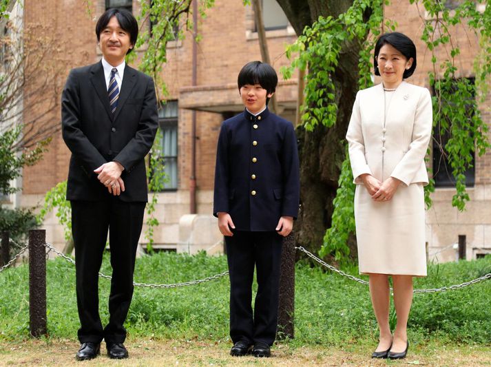 Hishahito prins ásamt foreldrum sínum, prinsinum Akishino og Kiko prinsessu, fyrir utan grunnskólann hans í Tókýó.