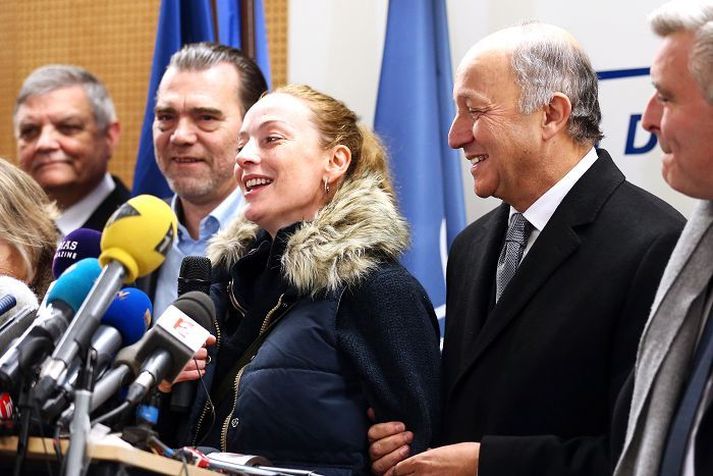 Florence Cassez ræddi við fjölmiðla í gær ásamt lögfræðingi sínum og Laurent Fabius, utanríkisráðherra Frakklands, sem er annar frá hægri á myndinni. 	nordicphotos/AFP