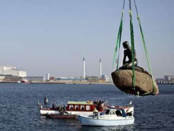 Styttan af Litlu hafmeyjunni flutt.