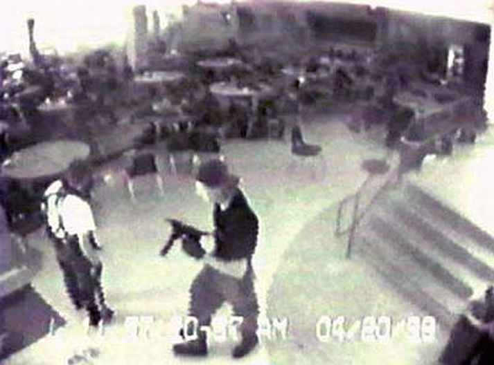 Mynd frá öryggismyndavél í matsal skólans sýnir Harris og Klebold vopnaða sjálfvirkum skotvopnum.