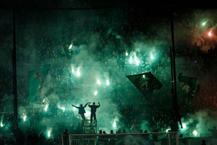 Stuðningsmenn Panathinaikos létu öllum illum látum eftir að leiknum gegn Olympiakos var frestað.