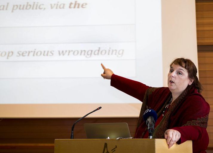 Auka þarf vernd uppljóstrara svo fleiri treysti sér til að stíga fram með upplýsingar um misgjörðir segir Suelette Dreyfus.