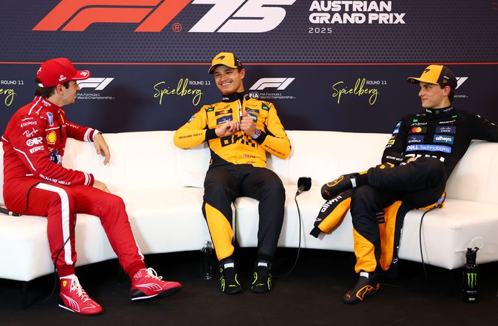 Lando Norris með þeim Charles Leclerc og Oscar Piastri sem komu næsti á eftir honum.