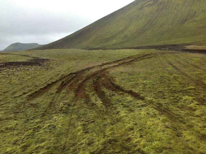 Við Frostastaðaháls. Skemmdir vegna utanvegaaksturs eru viðvarandi vandamál. Margt er hægt að laga en alvarlegustu skemmdirnar má sjá áratugum saman.