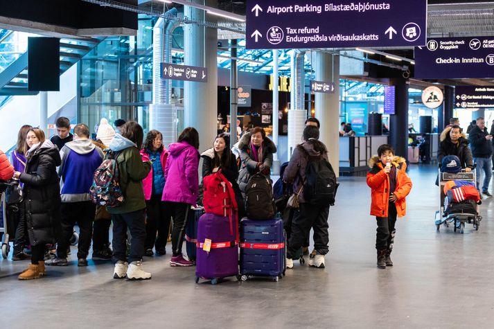 Fertugur breskur karlmaður af kínverskum uppruna fær ekki að koma aftur til Íslands næstu tvö árin eftir að hafa starfað hér á landi sem leiðsögumaður án leyfis. 