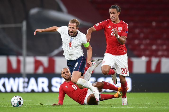 Harry Kane í baráttu við Martin Braithwaite og Yussuf Poulsen á Parken í kvöld.